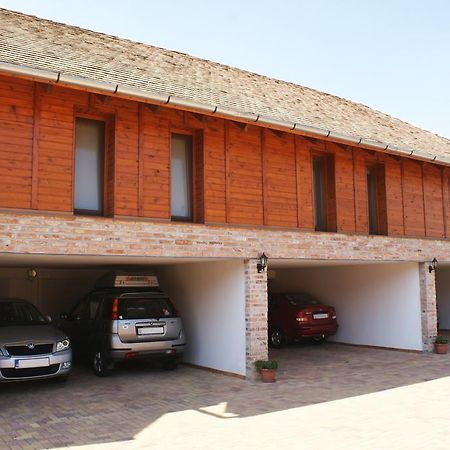 Vararok Apartman Gyula Luaran gambar