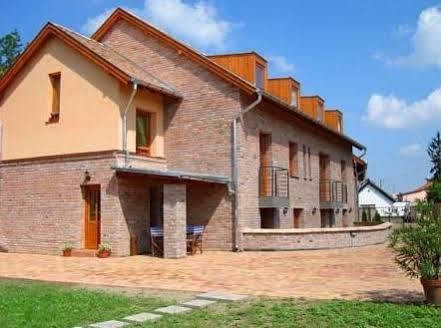 Vararok Apartman Gyula Luaran gambar